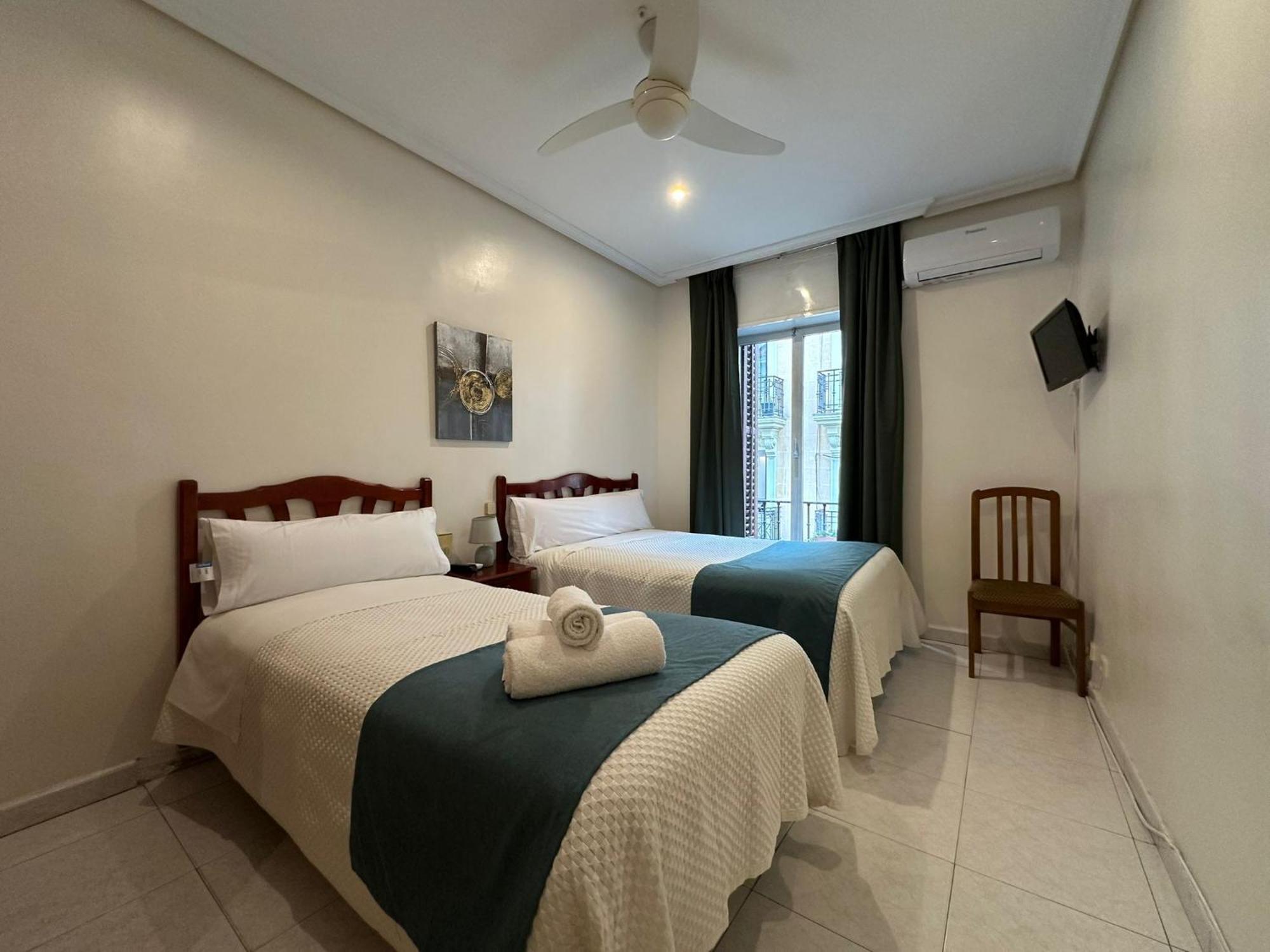 Hostal Villamanez Madrid Ngoại thất bức ảnh